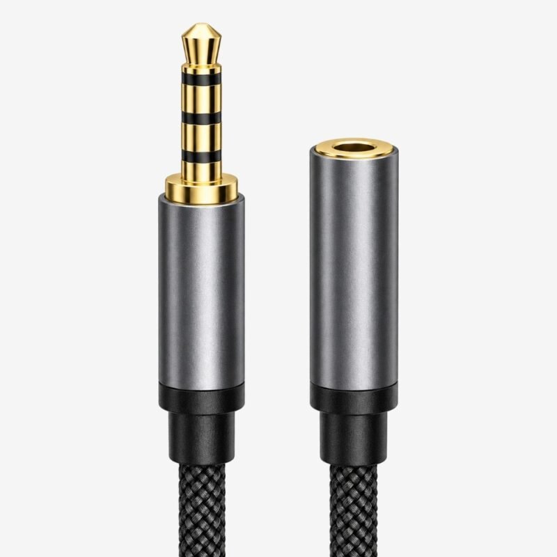 4-pole male plug and female socket of the 3.5 mm extension cable