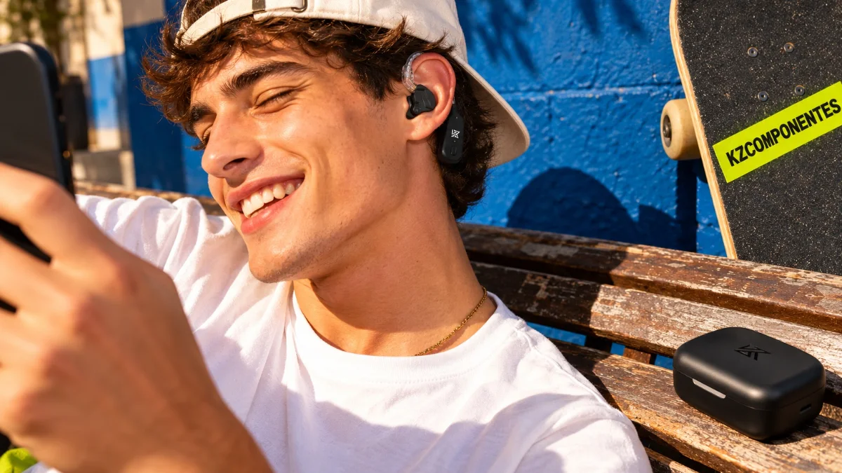 Chico con un adaptador Bluetooth KZ en la oreja