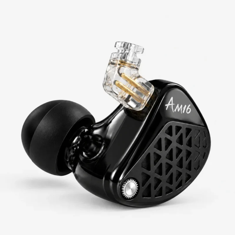 Auricular KZ AM16 en vista de tres cuartos con su conector de 2 pines, sobre fondo gris claro