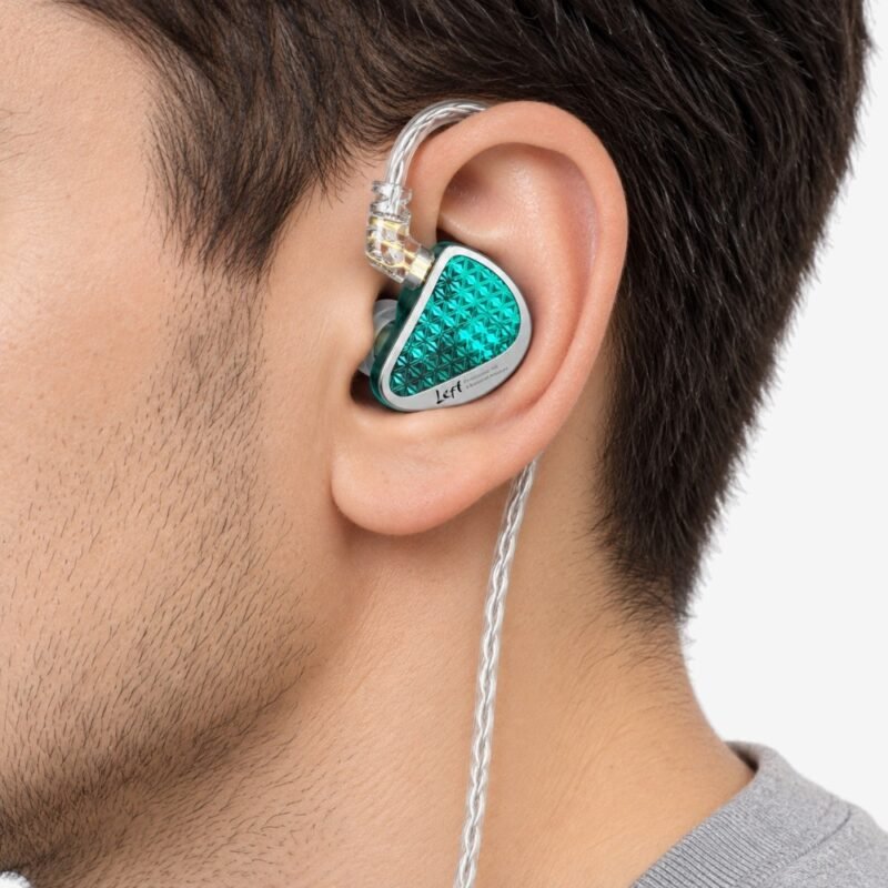 KZ AS16 Pro puesto en la oreja