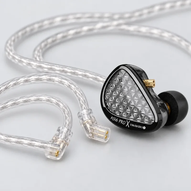 Cable plano plateado del KZ AS16 Pro X con sus conectores transparentes de 2 pines junto al auricular