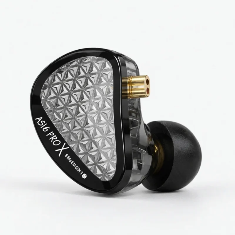 Auricular KZ AS16 Pro X en vista de tres cuartos con su zócalo dorado de 2 pines, sobre fondo gris claro