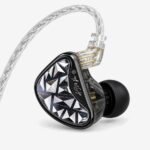 KZ AS24 Pro, auricular in-ear en vista de tres cuartos KZ AS24 Pro, auricular in-ear en vista de tres cuartos