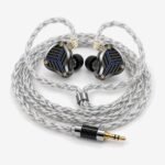 Cable KZ de 8 hilos azul y plata conectado a unos auriculares KZ PRX Cable KZ de 8 hilos azul y plata conectado a unos auriculares KZ PRX