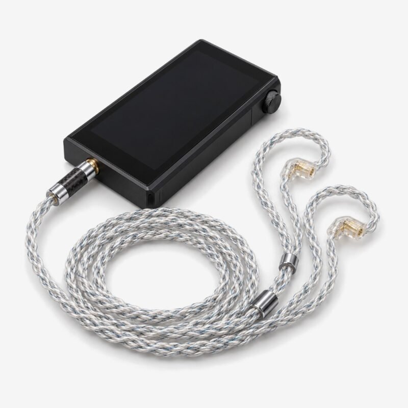 Cable KZ de 8 hilos azul y plata conectado a un reproductor de audio portátil