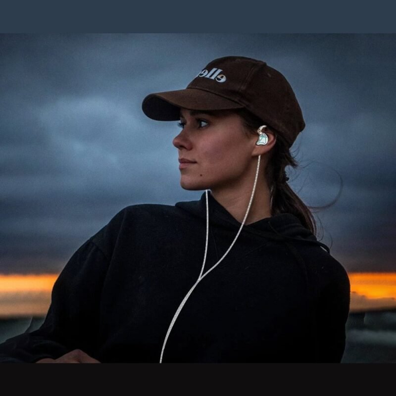 Hombre con los auriculares KZ ESX