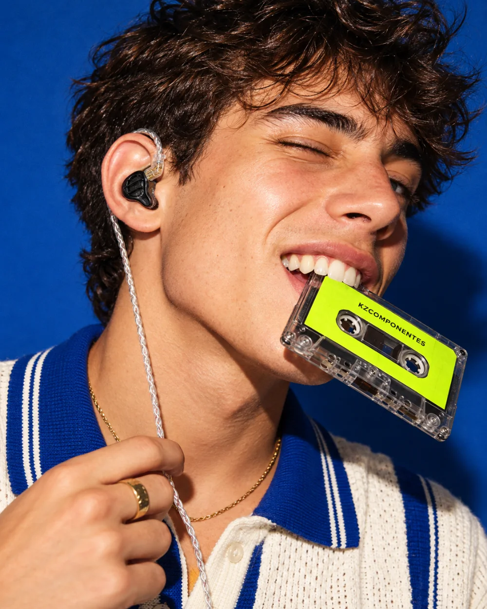 Chico con auriculares KZ con cable y un casete