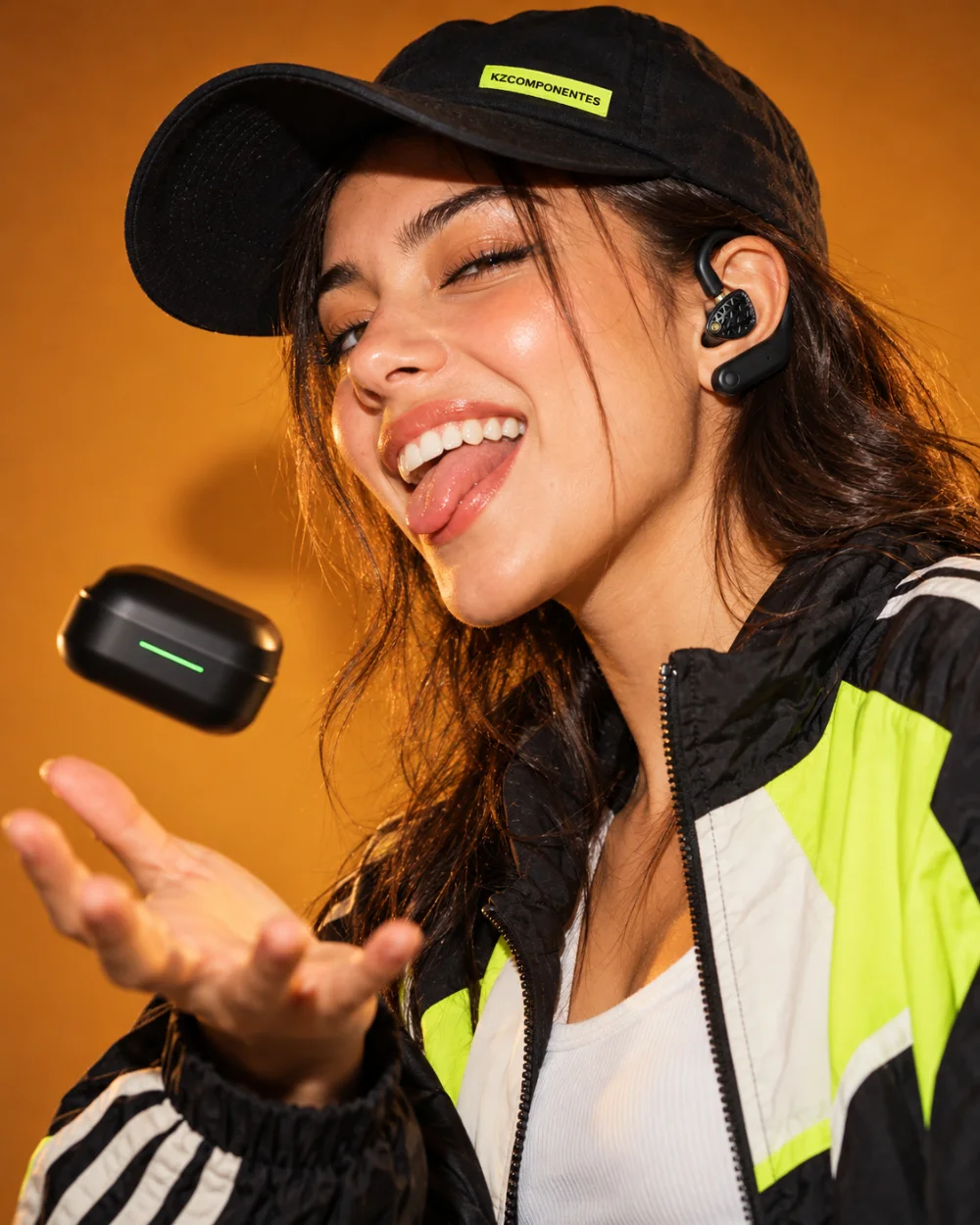 Chica con adaptador Bluetooth KZ lanzando su estuche de carga