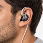KZ Krila puesto en la oreja KZ Krila puesto en la oreja