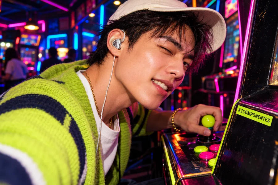 Chico con auriculares KZ en una sala de recreativas