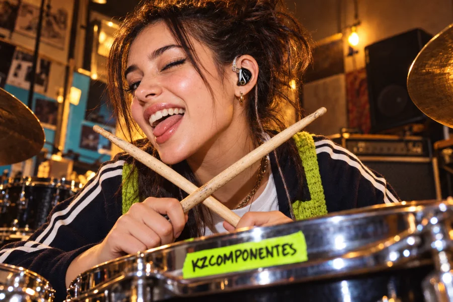 Batería tocando con auriculares KZ