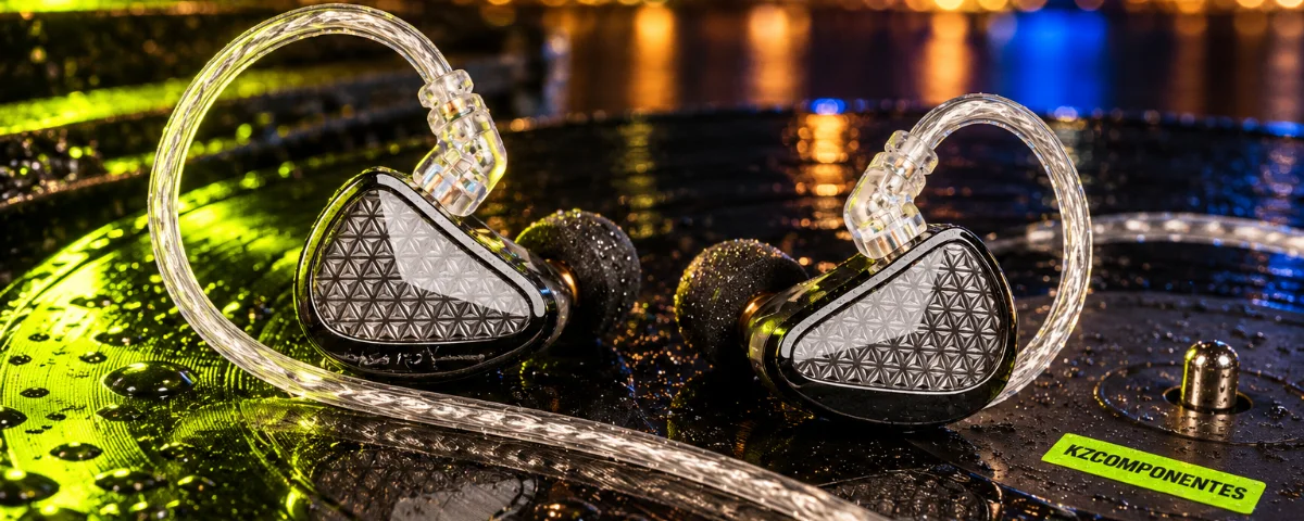 Auriculares KZ sobre un vinilo de noche
