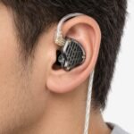 KZ PR3 puesto en la oreja KZ PR3 puesto en la oreja