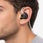 KZ ZAX puesto en la oreja KZ ZAX puesto en la oreja