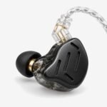 KZ ZAX, auricular in-ear en vista de tres cuartos KZ ZAX, auricular in-ear en vista de tres cuartos