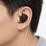KZ ZEX Pro puesto en la oreja KZ ZEX Pro puesto en la oreja
