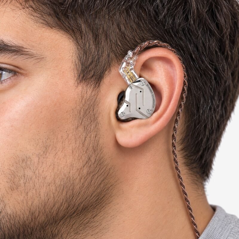 KZ ZS10 Pro puesto en la oreja
