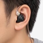 KZ ZST puesto en la oreja KZ ZST puesto en la oreja