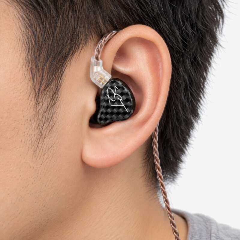 KZ ZST puesto en la oreja