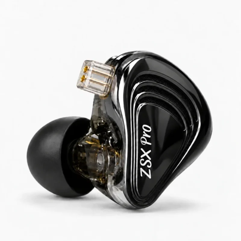 Auricular KZ ZSX Pro en vista de tres cuartos con su conector de 2 pines, sobre fondo gris claro