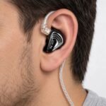 KZ ZSX Pro puesto en la oreja KZ ZSX Pro puesto en la oreja