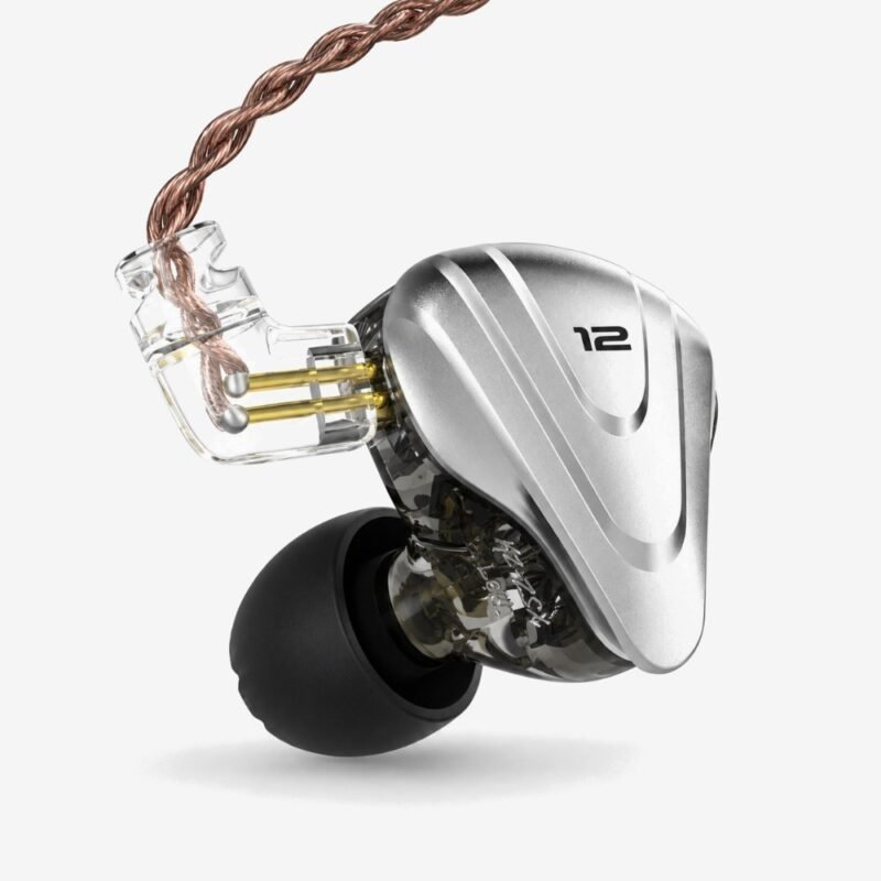 KZ ZSX, auricular in-ear en vista de tres cuartos