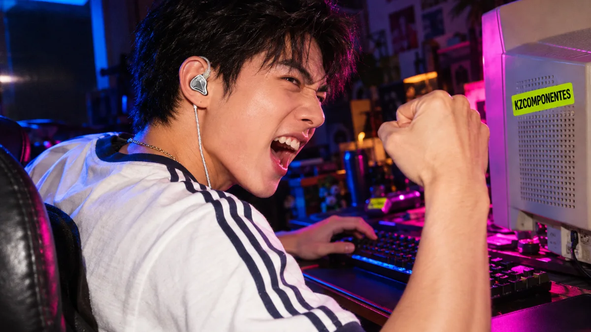 Chico celebrando una partida con auriculares KZ para gaming